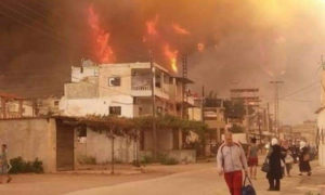 سكان يتركون منازلهم بعد وصول الحرائق إليها في ريف اللاذقية 9 من تشرين الأول 2020 (فيس بوك)