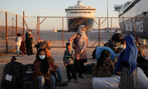 لاجئون ومهاجرون في اليونان (رويترز)