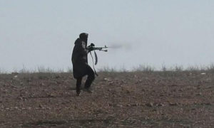 عنصر من تنظيم الدولة الإسلامية خلال هجوم على حاجز الرصافة في ريف الرقة الجنوبي 18 أيار (حسابات تدعم التنظيم)
