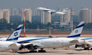 طائرة إسرائيلية، تقلع من مدرج مطار تل أبيب في أول رحلة تجارية من من إسرائيل إلى الإمارات 31 من آب 2020 
(AFP)
