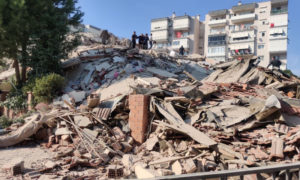 بناء منهار في ولاية إزمير إثر زلزال 30 من تشرين الأول 2020 (الأناضول)