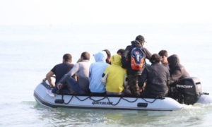 مهاجرون على قارب مطاطي في البحر (AP)
