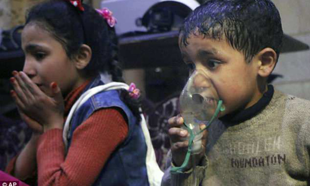 طفلان من مدينة دوما يستنشقان الأوكسجين أثناء الهجمات الكيماوية على دوما في 8 نيسان 2018 (AP)