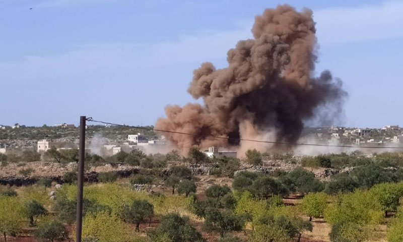 لحظة انفجار أحد الصواريخ الروسية أصناء قصف طال إدلب 20 من تشرين الأول 2020 (فيس بوك/ أحمد اليوسف)