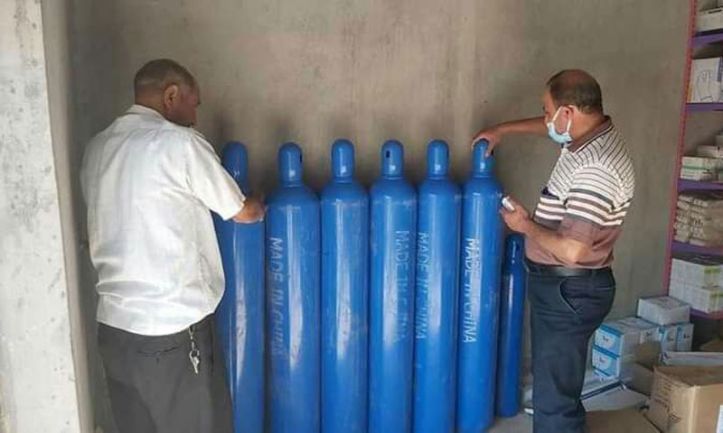 تجهيز اسطوانات الأكسجين من قبل لجنة التصدي لكورونا في درعا أيلول 2020 (فيس بوك)