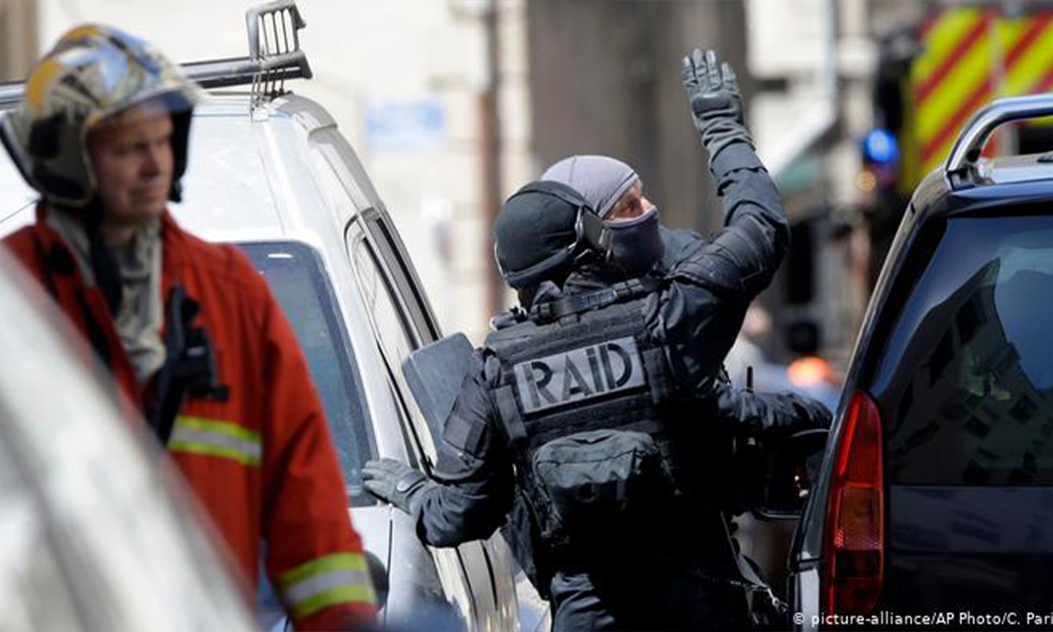 قوات الأمن الفرنسية وهي تعتقل مشتبهًا بهم بالإرهاب في مارسيليا (AP)