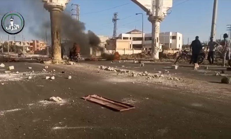 لقطة من تسجيل مصور لمظاهرات وحرق الحاجز في مدينة الحراك في درعا 26 من تشرين الأول 2020 (مدينة الحراك/ فيس بوك)
