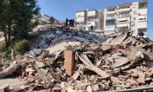 بناء مهدم في ولاية إزمير جراء زلزال ضربها في 30 من تشرين الأول 2020 (الأناضول)