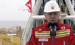 الرئيس التركي رجب أردوغان خلال الإعلان عن حقول غاز  في البحر الأسود، 17 من تشرين الأول،(son dakıka)