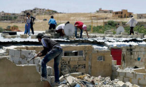 عمال سوريون في لبنان (رويترز)