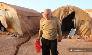 رجل في 75 من العمر يعيش مع زوجته المسنة وحيدين في مخيم التح بريف إدلب الشمالي - أيلول 2020 (عنب بلدي/ يوسف غريبي)
