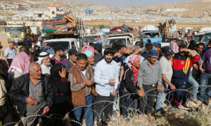 اللاجئون السوريين يستعدون للعودة من بلدة عرسال اللبنانية - 28 حزيران 2018 (رويترز)
