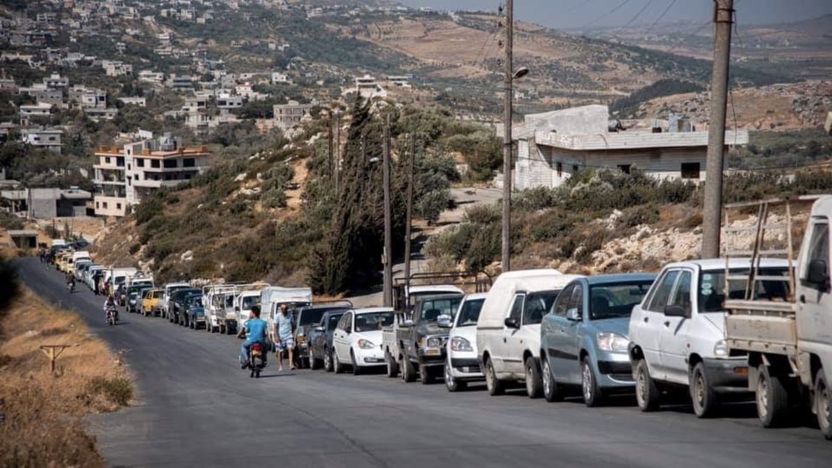 صورة تظهر طابور السيارات للتزود بالوقود في مصياف (شبكة أخبار حماة في فيس بوك/ تعبيرية)
