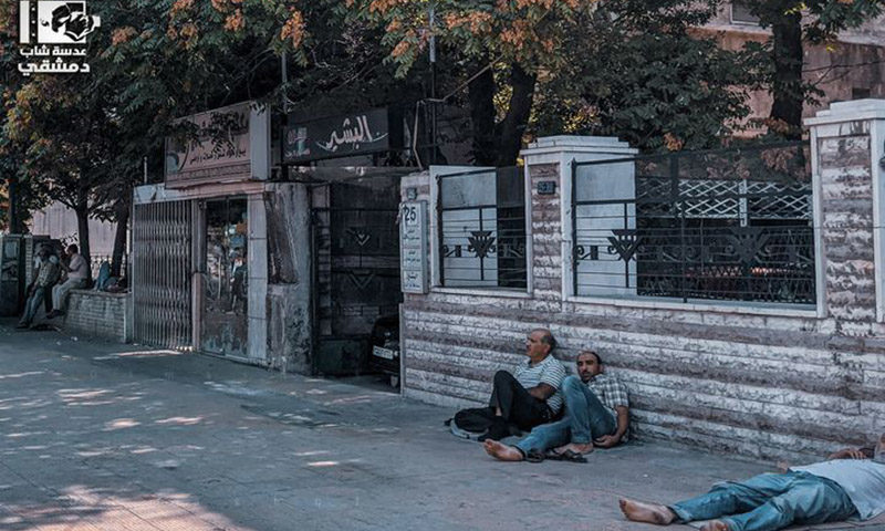 مواطنون ينتظرون تعبئة البنزين في تشرين الأول (عدسة شاب دمشقي)