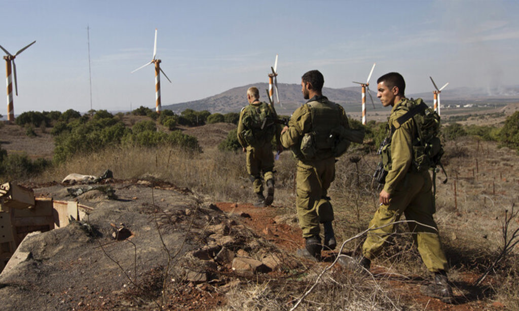 قوات الجيش الإسرائيلي بالقرب من الحدود الإسرائيلية السورية، في هضبة الجولان، 3 من كانون الثاني، 2020 (Basel Awidat / Flash90)
