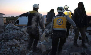 انتشال مدني بعد انهيار سقف منزله في ريف إدلب - 18 من تشرين الثاني 2020 (الدفاع المدني)