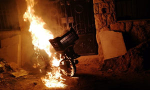 صورة تظهر حرق ممتلكات عائدة لسوريين في بشري اللبنانية - 23 تشرين الثاني 2020 (جريدة الأنباء اللبنانية)