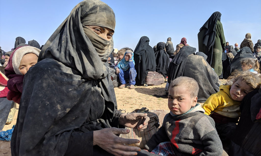 مدنيون نازحون من معارك “قوات سوريا الديمقراطية” مع تنظيم “الدولة” في الباغوز- آذار 2019 (independent)