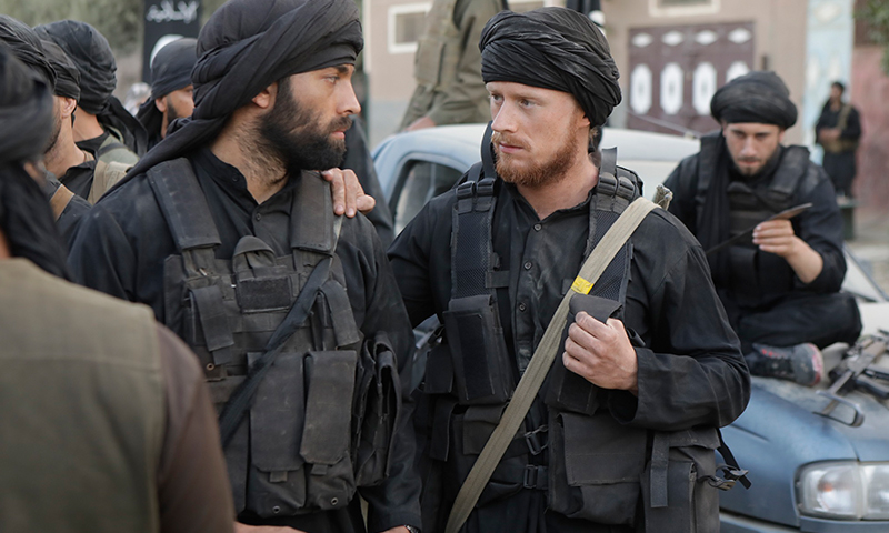 لقطة من الفيلم تظهر عناصر لتنظيم داعش وهم جزء أساس من قصة الفيلم.