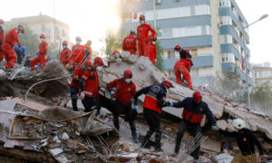 عمليات الإنقاذ من تحت الأنقاض بعد زلزال إزمير - 2 من تشرين الثاني 2020 - (dailysabah)