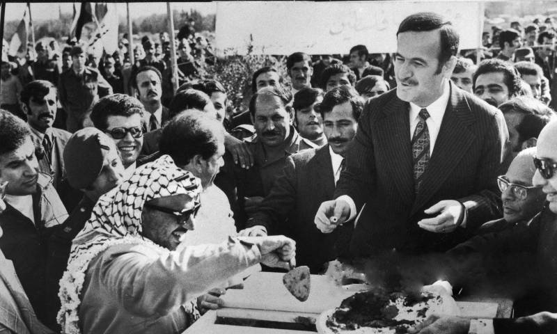 الرئيس السوري السابق حافظ الأسد وزعيم "منظمة التحرير الفلسطينية" ياسر عرفات بين الحشود (التاريخ السوري المعاصر)