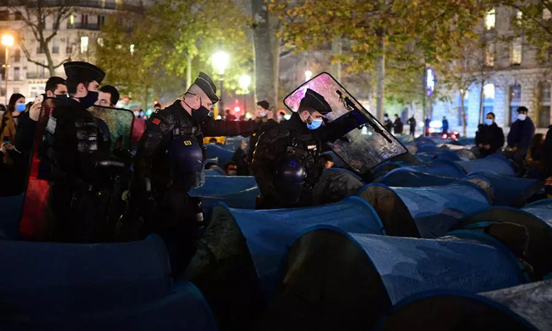 الشرطة الفرنسية تقمع مهاجرين في باريس - 23 تشرين الثاني 2020 (AFP)