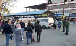 مواطنون في أحد شوارع مدينة اللاذقية ينتظرون وسائل النقل ، 17 تشرين الثاني 2020 (محافظة اللاذقية)