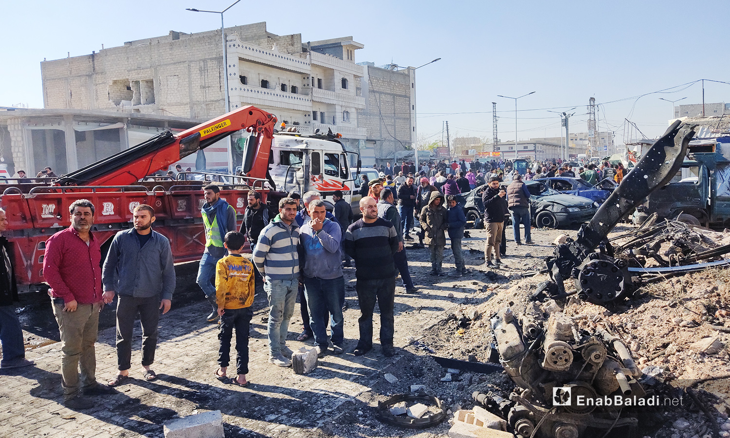 حدث انفجار جانب مفرق قباسين في مدينة الباب وسبب مقتل مدنيين ووقع أكثر من 20 جريحًا في الموقع الذي تجمعت به فرق الإطفاء والإسعاف - 24 تشرين الثاني 2020 (عنب بلدي/ عاصم الملحم)