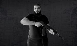 سليمان الأسد ابن عم رئيس النظام بشار الأسد، وهو يحمل بندقية كلاشينكوف - 30 من تشرين الثاني 2020 (تعديل عنب بلدي)
