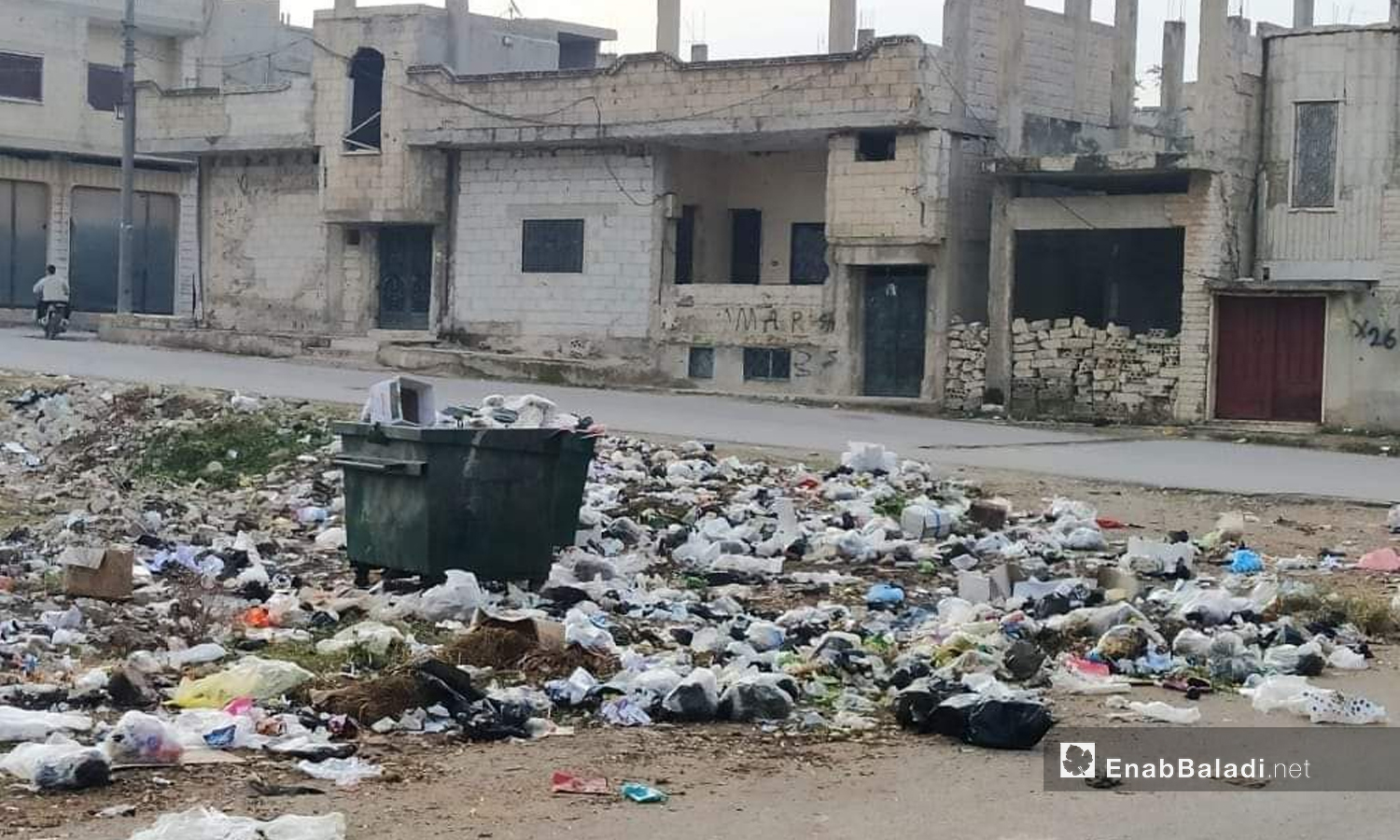 النفايات المرمية قرب الحاويات في مدينة الرستن بريف حمص الشمالي - تشرين الثاني 2020 (عنب بلدي/ عروة المنذر)