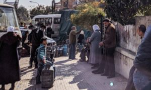 سوريون ينتظرون الحصول على أسطوانات الغاز في دمشق، 25 كانون الثاني 2020 )عدسة شاب دمشقي) 