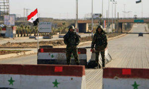 حاجز قوات النظام السوري عند مدخل مدينة دمشق (رويترز)