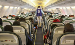 مسافرون في طائرة ضمن رحلة إعادة توطين بتنظيم من مفوضية اللاجئين ومنظمة الهجرة الدولية في ليبيا (فيس بوك: حساب المفوضية)