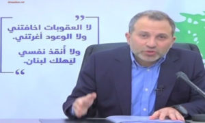 وزير الخارجية السابق جبران باسيل خلال كلمة مصور ردًا على العقوبات الأمريكية وخلفه تغريدة تمثل رده الأول قرار واشنطن 8 من تشرين الثاني (كلمة مصور نقلها تلفزيون الجديد)