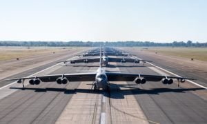 طائرات B-52 تصطف في مدرج قاعدة باركسديل الجوية في ولاية لويزيانا الأمريكية 15 من تشرين الأول 2020 (تويتر: القيادة الأمريكية)