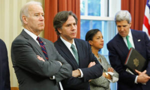 الرئيس الأمريكي المنتخب جو بايدن ومستشاره أنتوني بلينكين ووزير الخارجية الأمريكي السابق جون كيري
