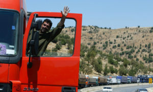 السماح للشاحنات السورية المحملة بالبضائع بدخول الأراضي السعودية (رويترز)