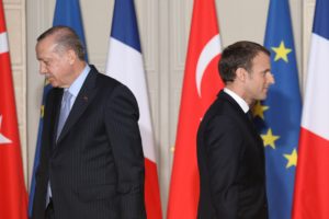 الرئيسان التركي رجب طيب أردوغان (إلى اليسار) والفرنسي إيمانويل ماكرون خلال مؤتمر صحفي مشترك في قصر الإليزيه ، 5 كانون الثاني 2018 في باريس
 AFP