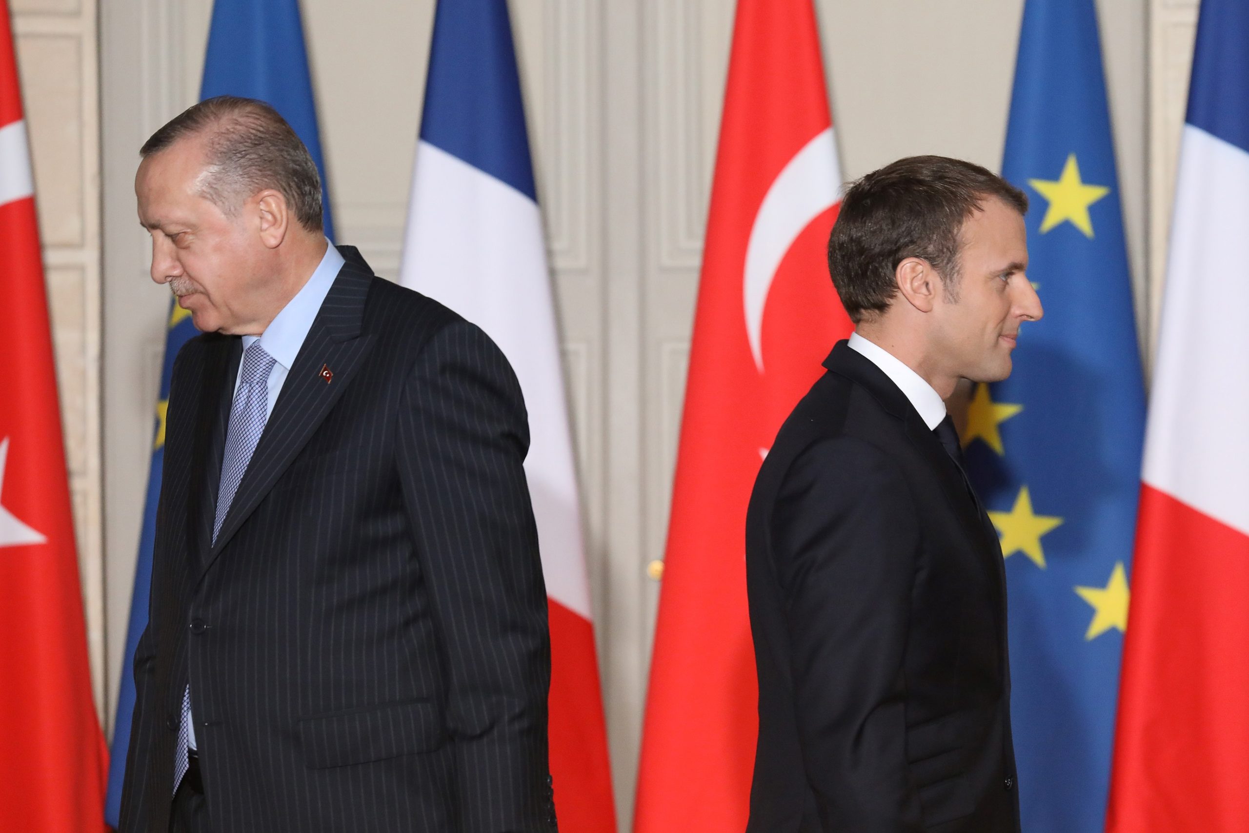 الرئيسان التركي رجب طيب أردوغان (إلى اليسار) والفرنسي إيمانويل ماكرون خلال مؤتمر صحفي مشترك في قصر الإليزيه ، 5 كانون الثاني 2018 في باريس AFP