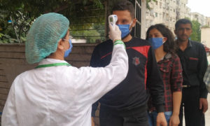 فحص الداخلين إلى مشفى الباسل في حمص ضمن الإجراءات الوقائية من فيروس كورونا - 25 تشرين الأول 2020 (مديرية صحة حمص)