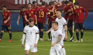 فرحة لاعبي إسبانيا بتسجيل هدف في المباراة التي جمعتهم مع ألمانيا ضمن دوري الأمم الأوروبية 17 من تشرين الثاني 2020 (فوتبول نيوز)
