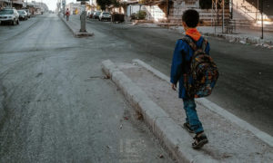 طالب يرتدي الزي المدرسي في مناطق النظام السوري (عدسة شاب دمشقي)