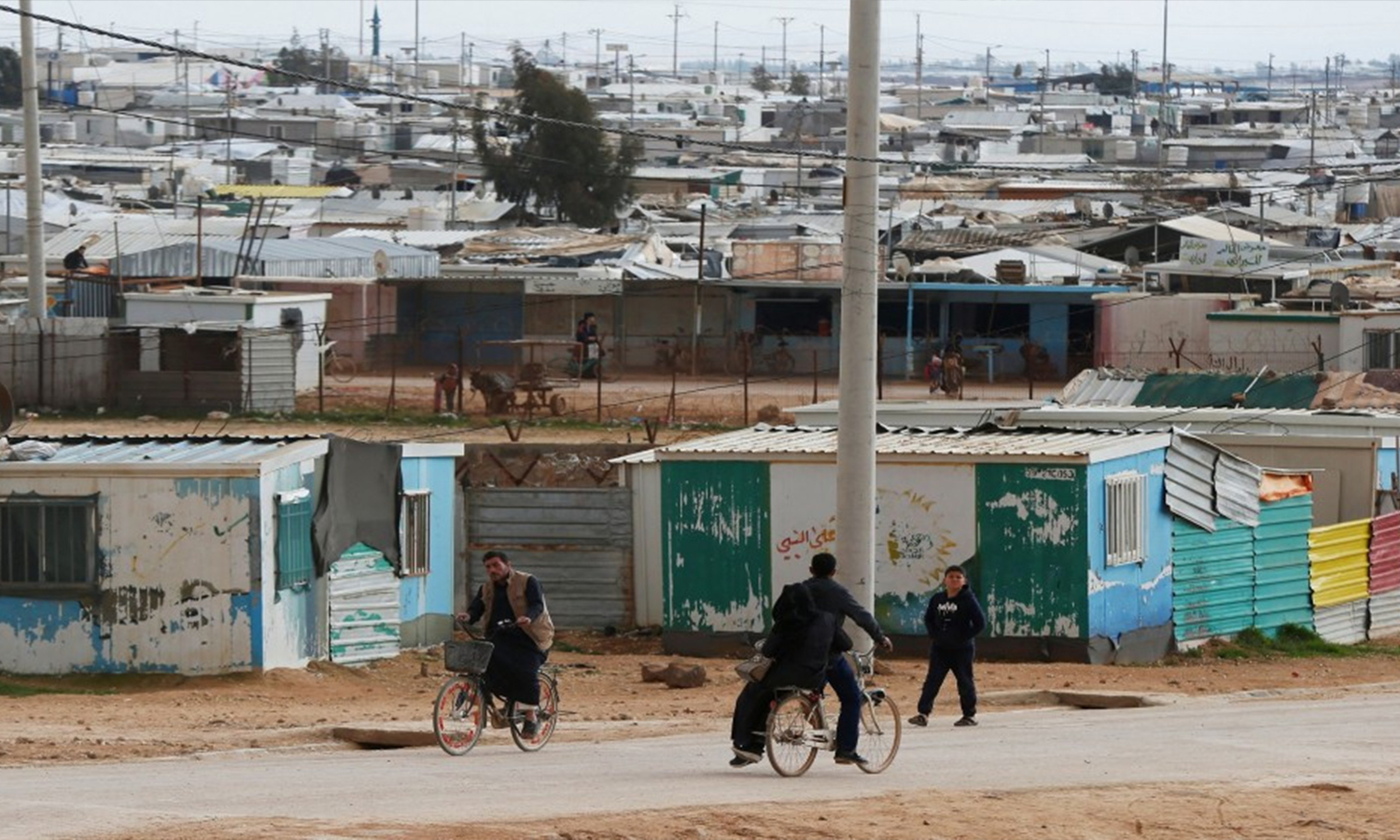 لاجئون سوريون يركبون دراجات في مخيم الزعتري للاجئين في محافظة المفرق شمالي الأردن. 1 من شباط 2020 (محمد حامد/ رويترز)