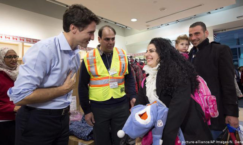 جاستن ترودو يرحب باللاجئين السوريين الذين وصلوا إلى تورونتو في عام 2015. تعهد الزعيم الكندي بقبول آلاف آخرين هذا العام بينما يسعى الرئيس الأمريكي دونالد ترامب إلى وقف وصول اللاجئين. © شباط 2017 (AP)