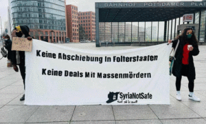 ناشطون سوريون في ألمانيا يتظاهرون ضد قرار ترحيل لاجئين سوريين إلى سوريا بدءًا من العام المقبل- كانون الأول 2020 (صفحة 