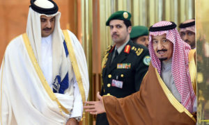 الملك السعودي سلمان بن عبد العزيز بصحبة أمير قطر الشيخ تميم بن حمد - 4 كانون الأول 2016-(CNN).