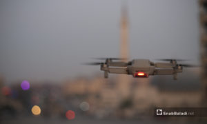 طائرة درون من طراز DJI Mini تحلق في مدينة إدلب - تشرين الأول 2020 (عنب بلدي/ يوسف غريبي)
