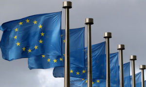 صورة لأعلام الاتحاد الأوروبي(رويترز)