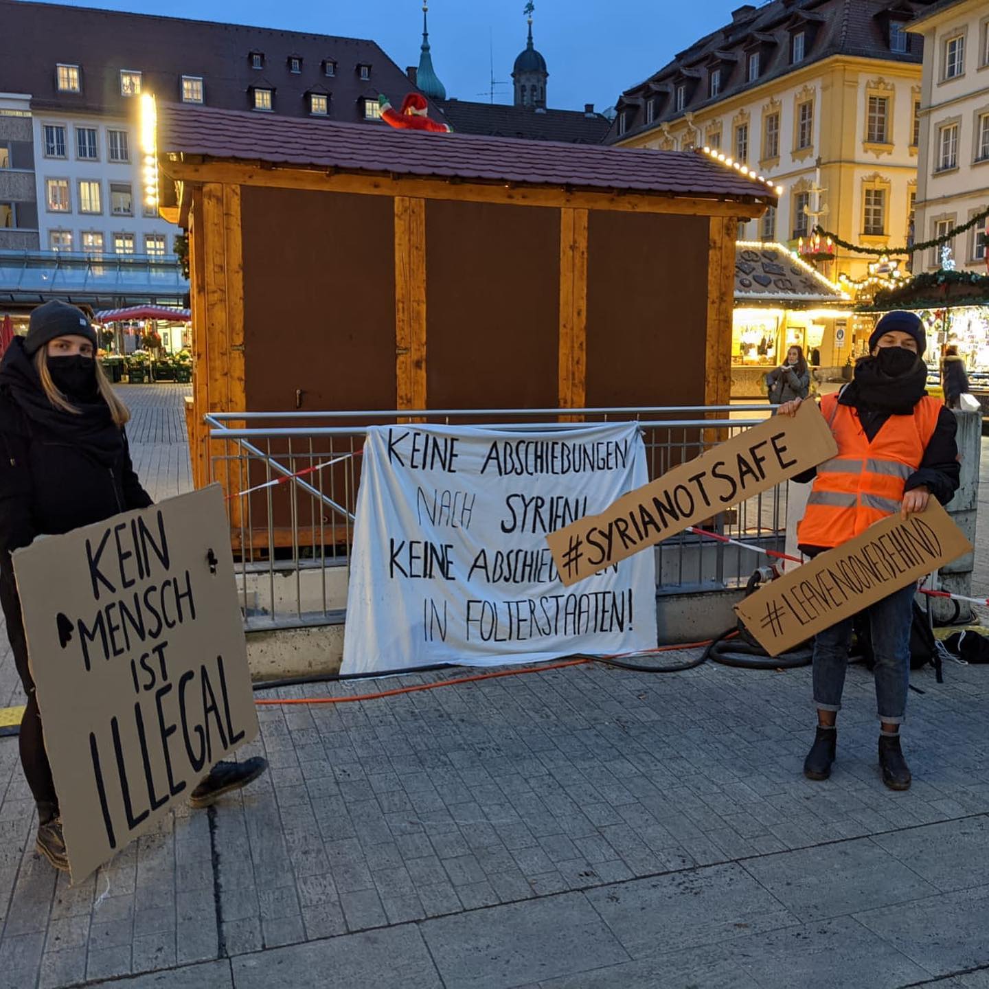 ناشطون سوريون في ألمانيا يتظاهرون ضد قرار ترحيل لاجئين سوريين إلى سوريا بدءًا من العام المقبل- كانون الأول 2020 (صفحة "سوريا غير آمنة عبر "فيس بوك")