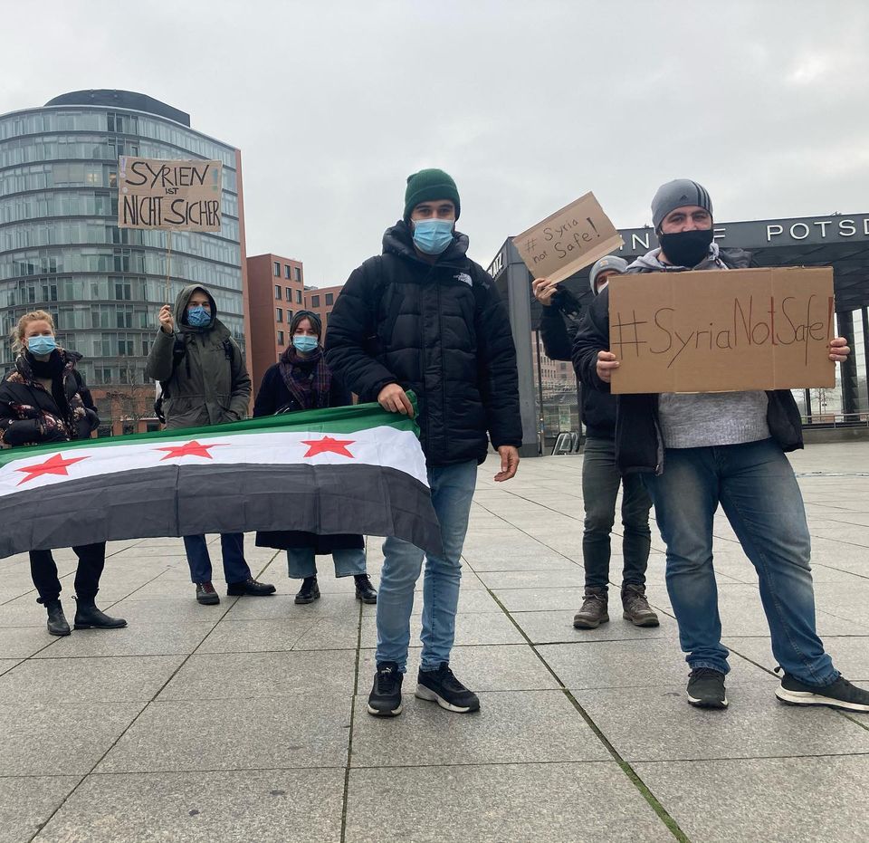 ناشطون سوريون في ألمانيا يتظاهرون ضد قرار ترحيل لاجئين سوريين إلى سوريا بدءًا من العام المقبل- كانون الأول 2020 (صفحة "سوريا غير آمنة عبر "فيس بوك")